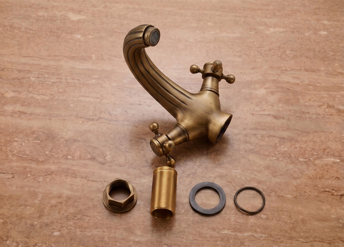 Robinet de lavabo européen en laiton antique à poignées croisées – vue 5