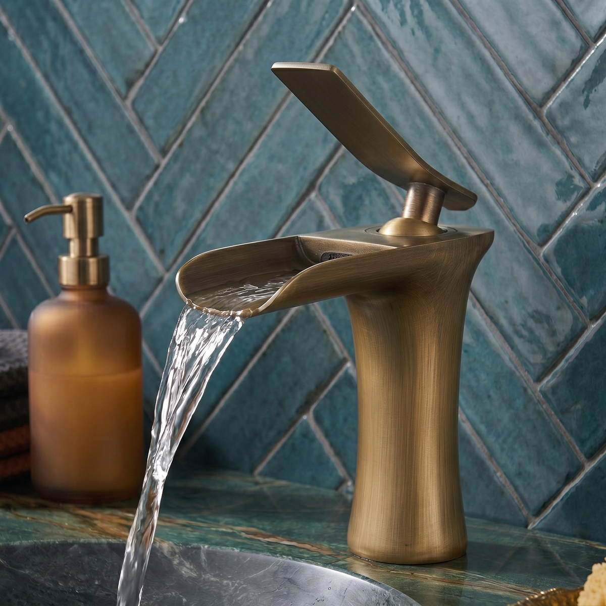 Robinet cascade de lavabo en laiton antique – vue 2