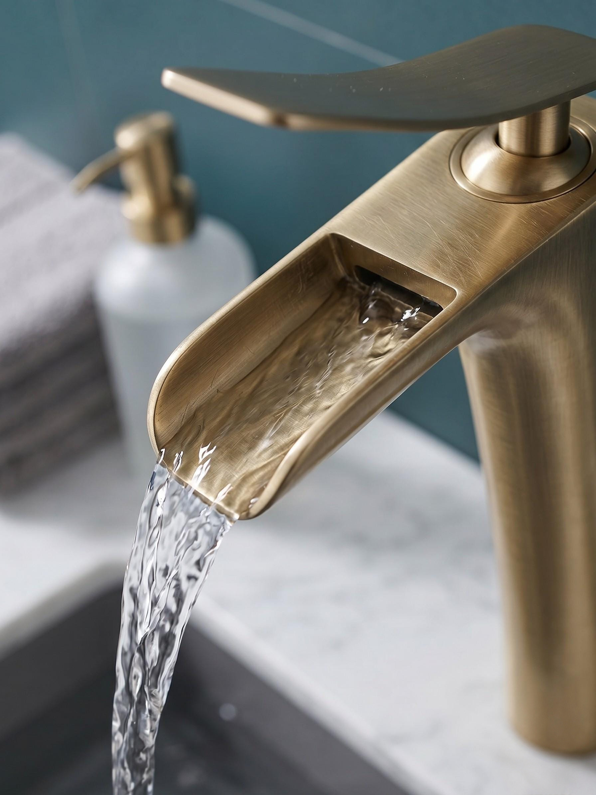 Robinet cascade haut de vasque en bronze antique – vue 3
