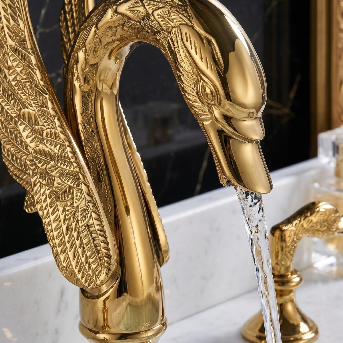 Robinet de lavabo cygne doré à 3 trous en laiton – vue 4