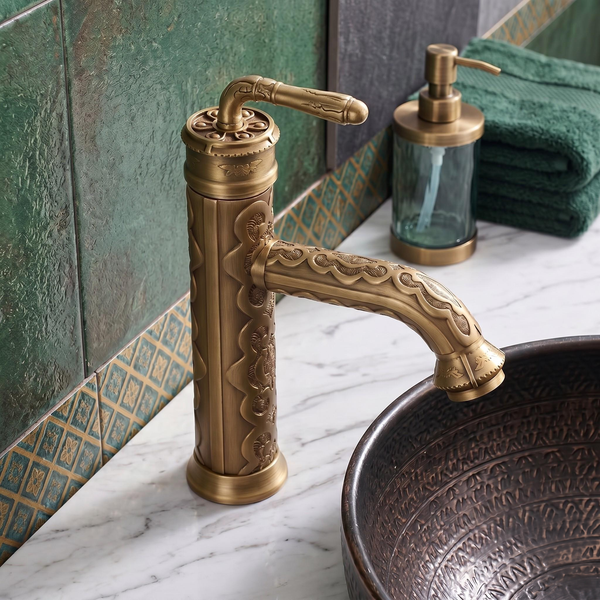 Robinet de lavabo floral gravé en laiton antique – vue 1