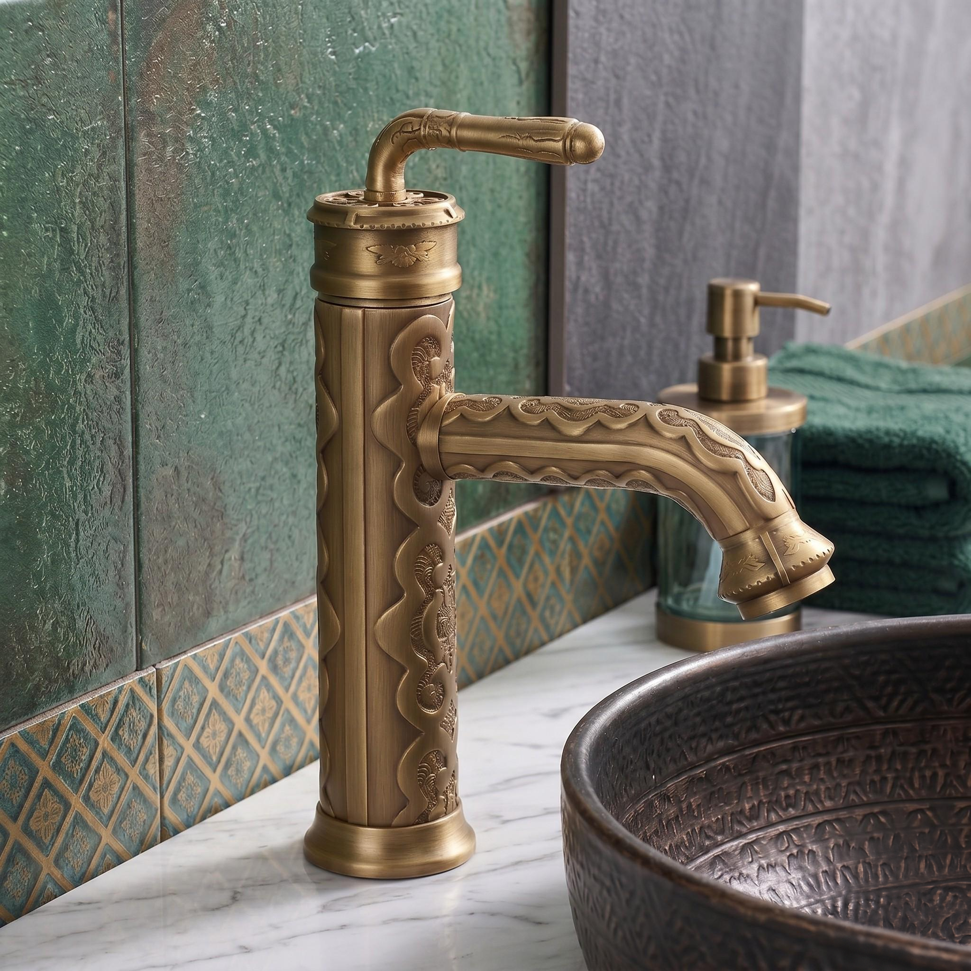 Robinet de lavabo floral gravé en laiton antique – vue 2