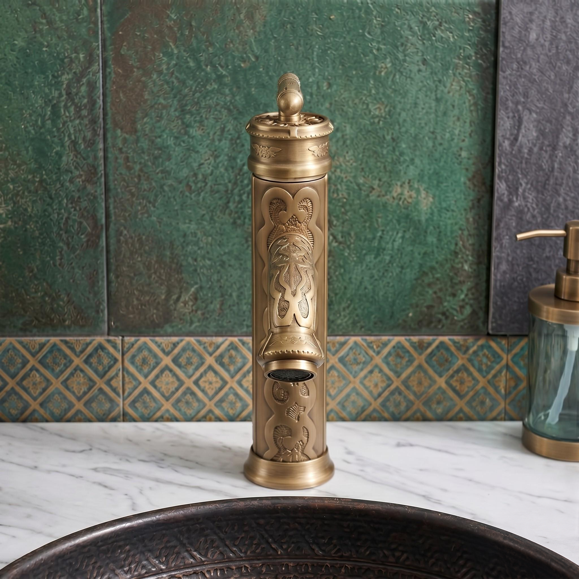 Robinet de lavabo floral gravé en laiton antique – vue 3