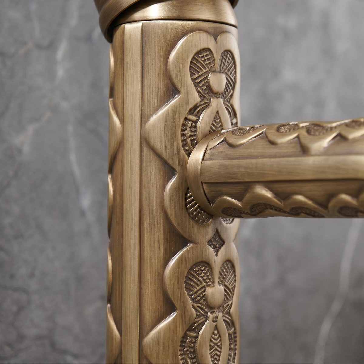 Robinet de lavabo floral gravé en laiton antique – vue 4
