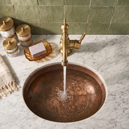 Robinet de lavabo gravé en laiton antique – vue 2