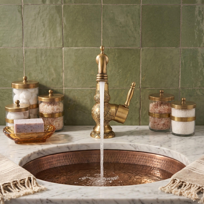 Robinet de lavabo gravé en laiton antique – vue 3