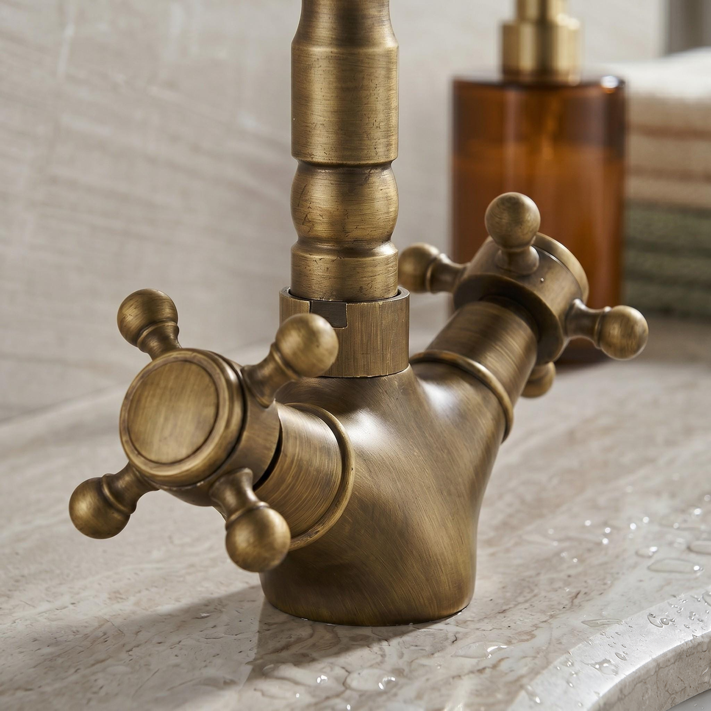 Robinet de lavabo rétro en laiton antique à poignées croisées – vue 2
