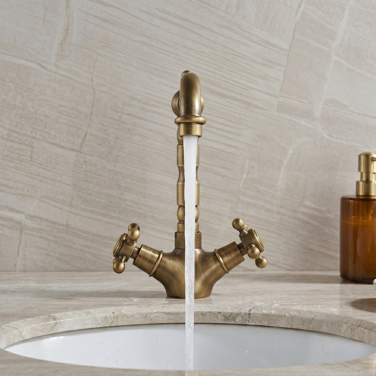 Robinet de lavabo rétro en laiton antique à poignées croisées – vue 3