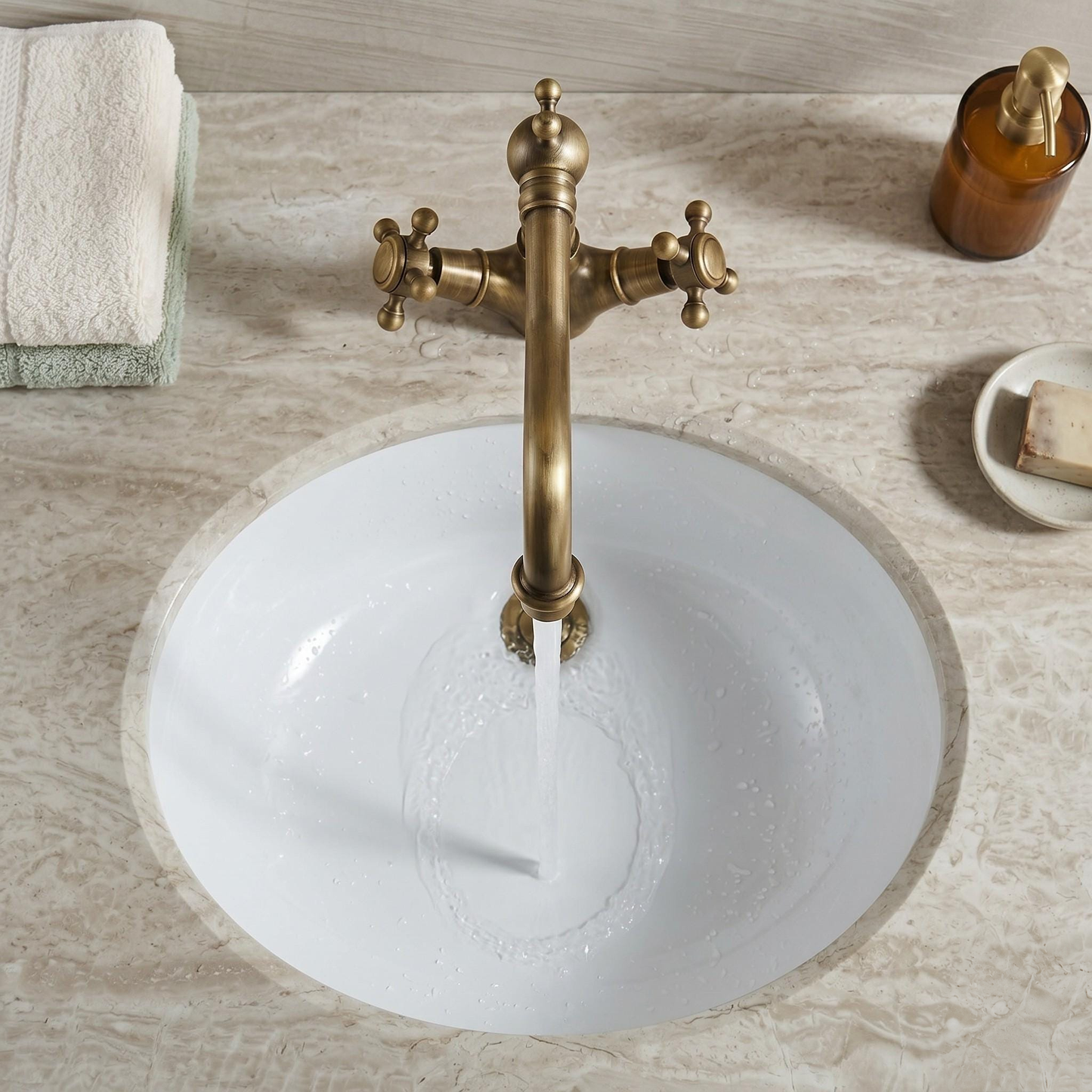 Robinet de lavabo rétro en laiton antique à poignées croisées – vue 4