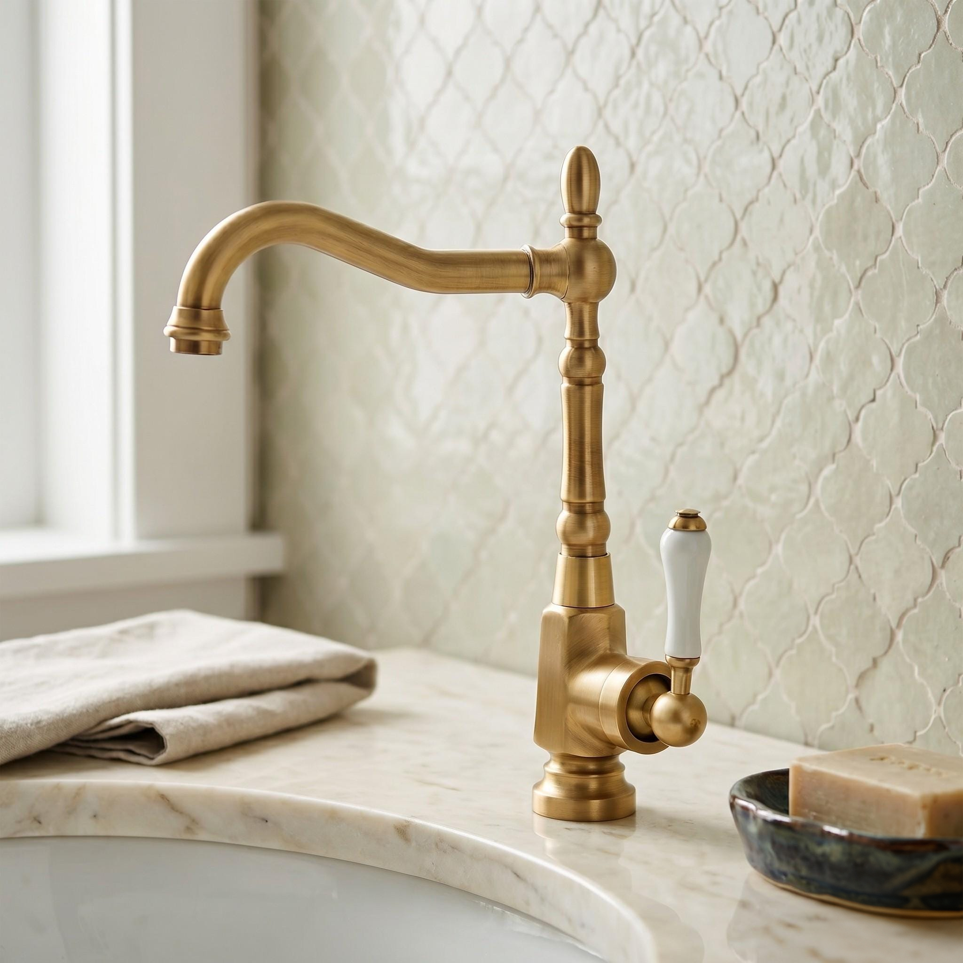 Robinet de lavabo rétro français en laiton antique – vue 1
