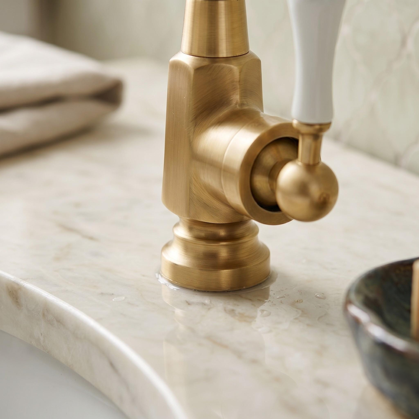 Robinet de lavabo rétro français en laiton antique – vue 2
