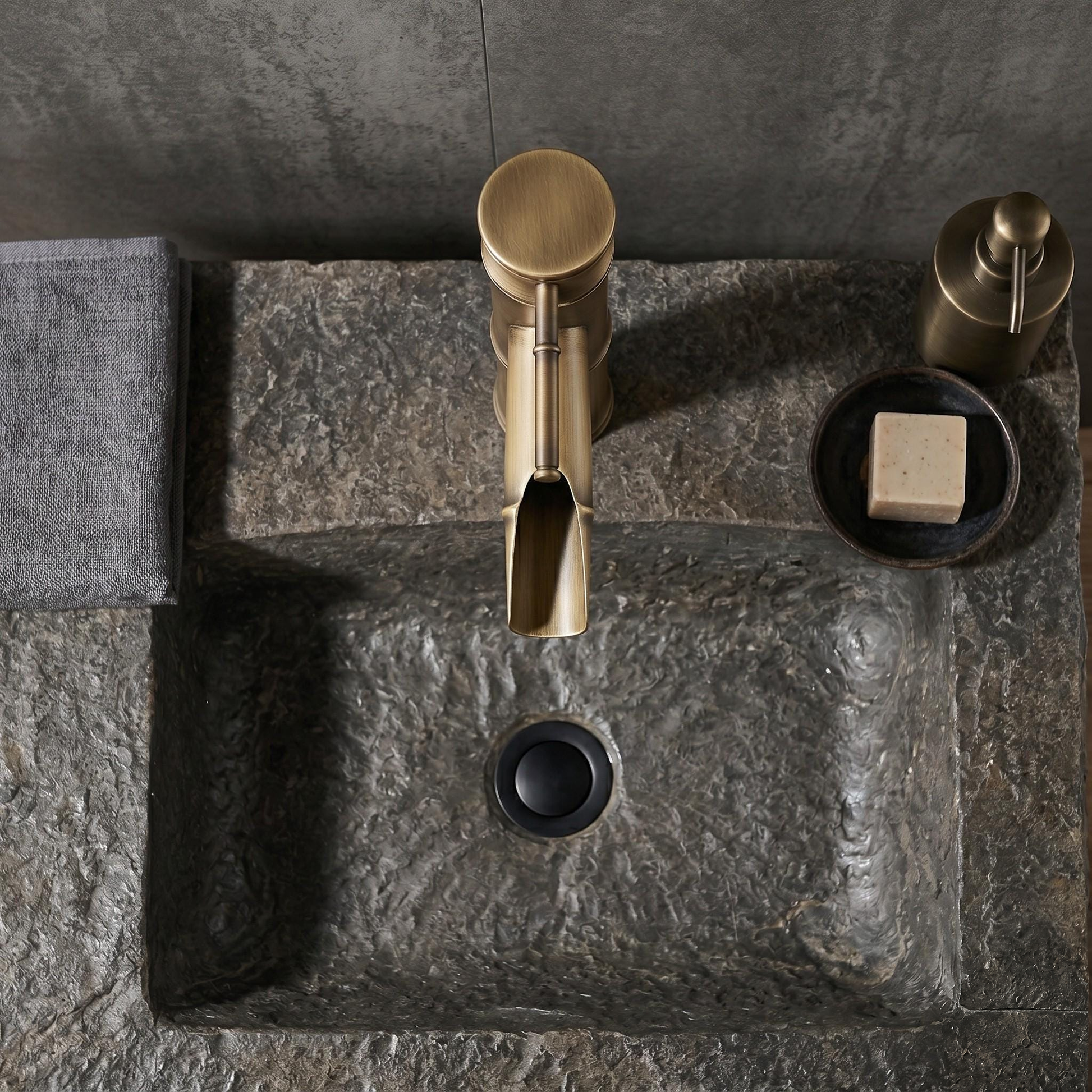 Robinet haut de vasque bambou en laiton antique – vue 2