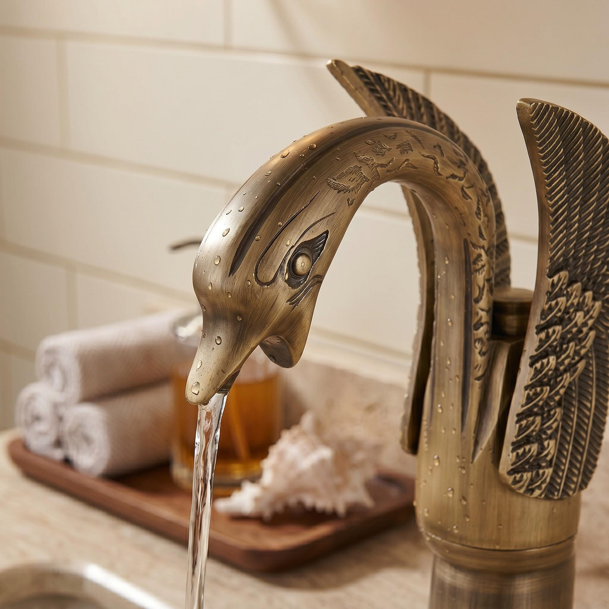 Robinet haut de vasque cygne en laiton antique – vue 2