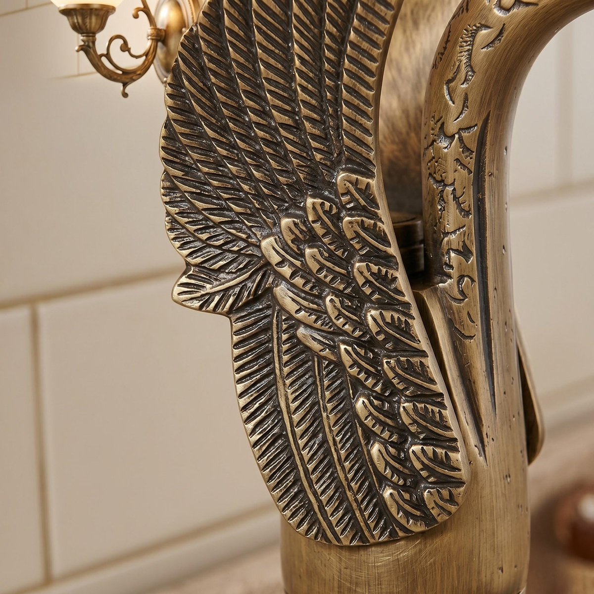 Robinet haut de vasque cygne en laiton antique – vue 3