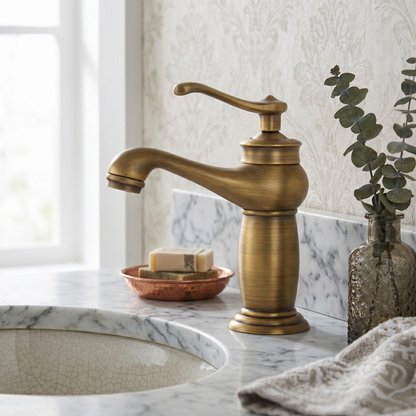 Robinet rustique de lavabo en laiton antique – vue 1