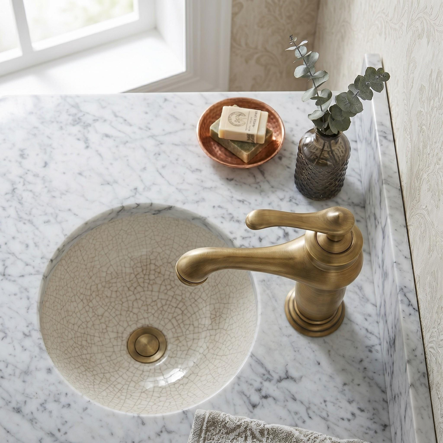 Robinet rustique de lavabo en laiton antique – vue 2