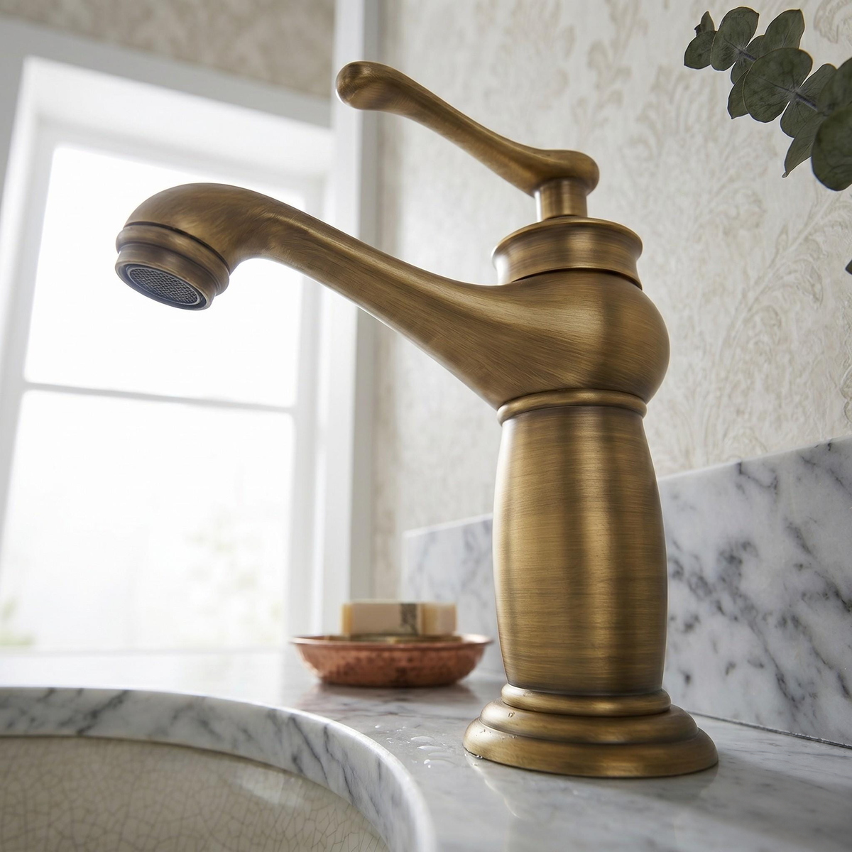 Robinet rustique de lavabo en laiton antique – vue 3