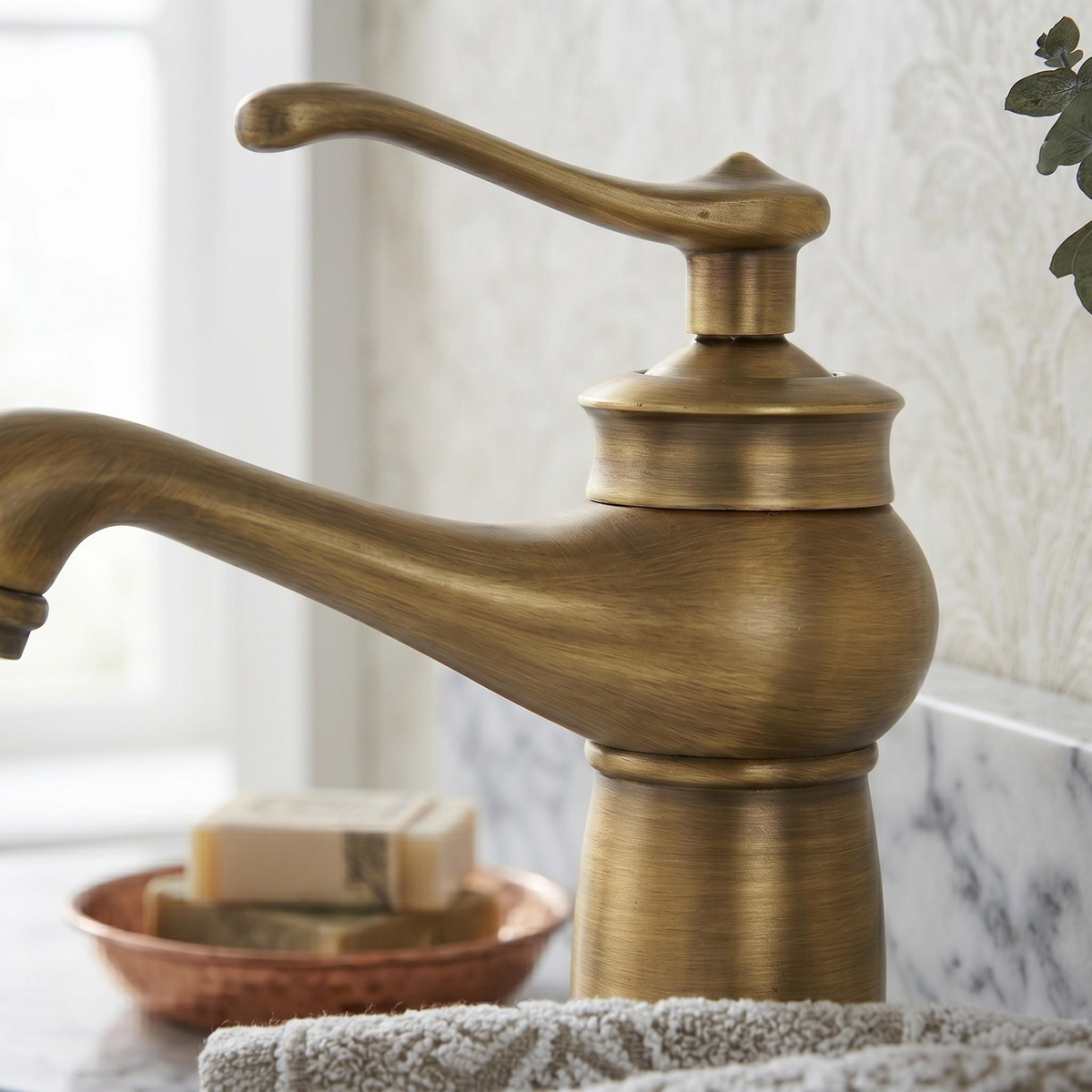 Robinet rustique de lavabo en laiton antique – vue 4