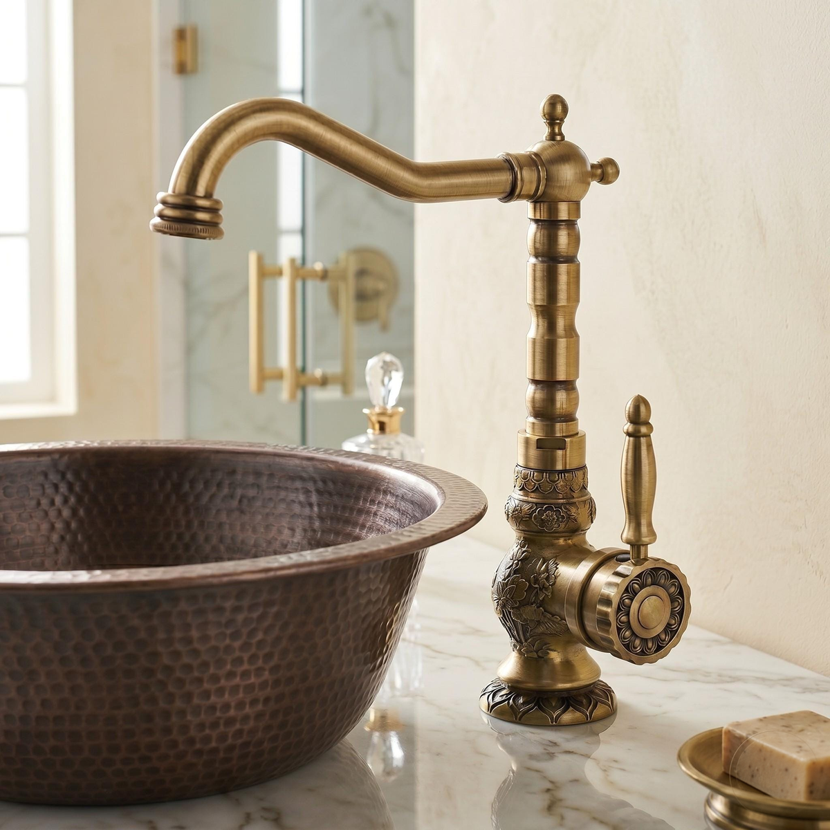 Robinet sculpté en laiton antique pour lavabo ou cuisine – vue 1