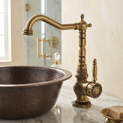 Robinet sculpté en laiton antique pour lavabo ou cuisine – vue 1