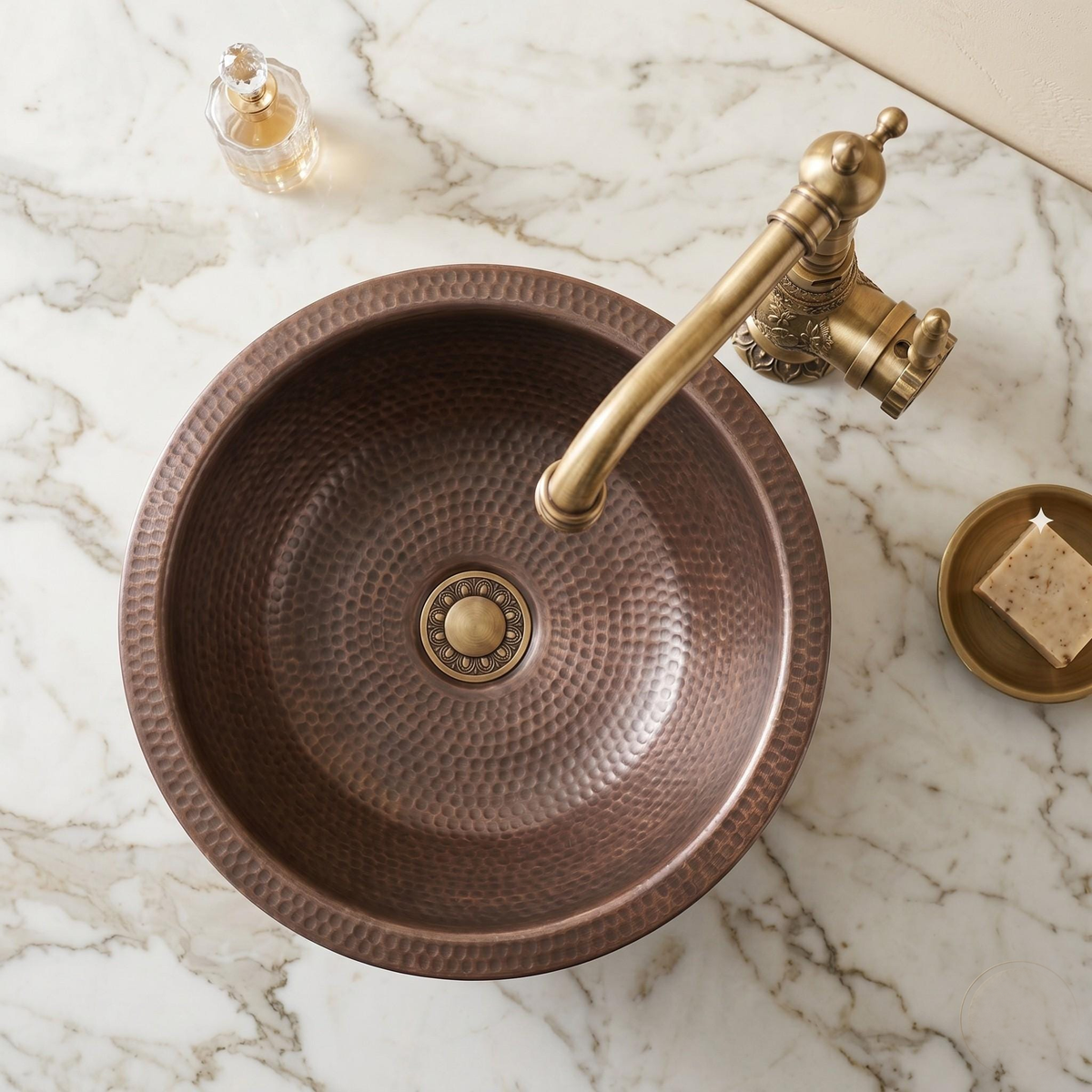 Robinet sculpté en laiton antique pour lavabo ou cuisine – vue 2