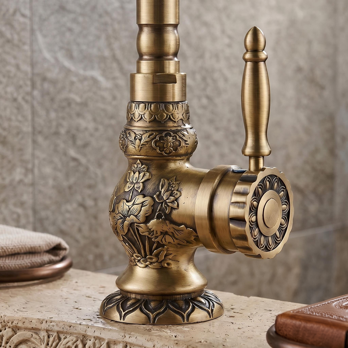 Robinet sculpté en laiton antique pour lavabo ou cuisine – vue 4